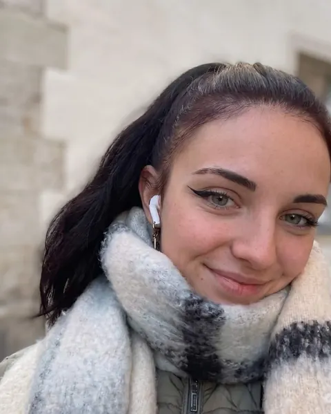 Jenny lächelt in die Kamera